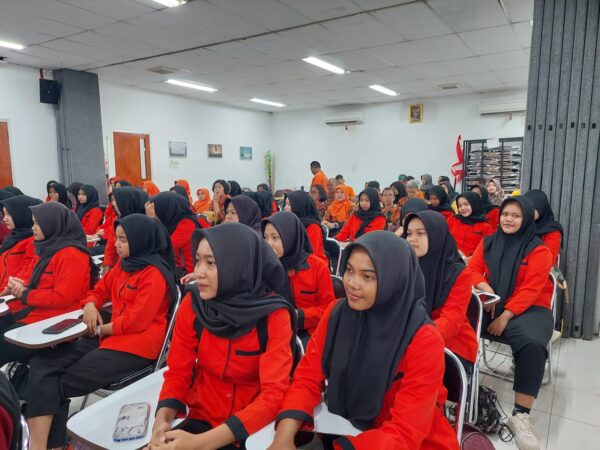 Siswa Alfamart Class Kelas XI SMKN 1 Pengasih Mengunjungi PT Alfaria Delanggu